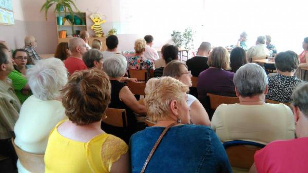 Zdjęcie: Widok od tyłu na uczestników i uczestniczki słuchających prelekcji